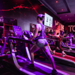 Istruttore M45 motiva il gruppo in un workout funzionale ad alta intensità.
